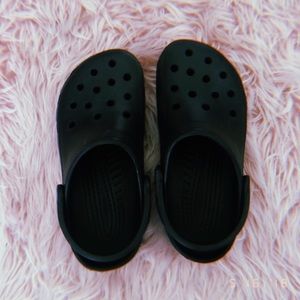 women’s black crocs